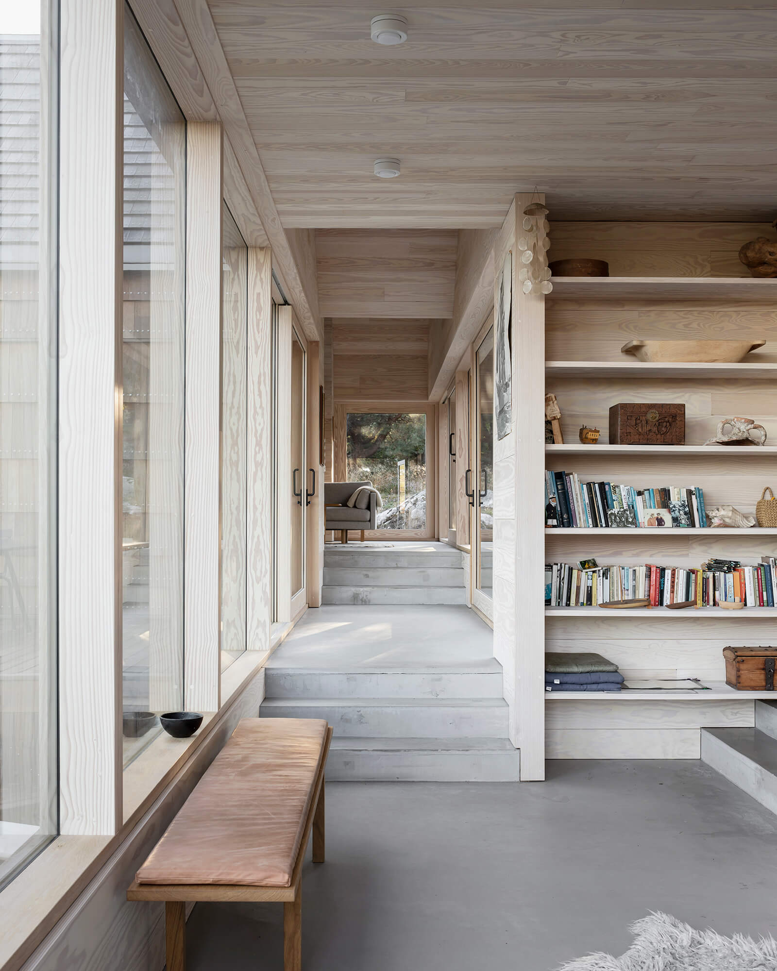 Le couloir relie les espaces séparés | Saltviga House | Kolman Boye Architects | STIRworld