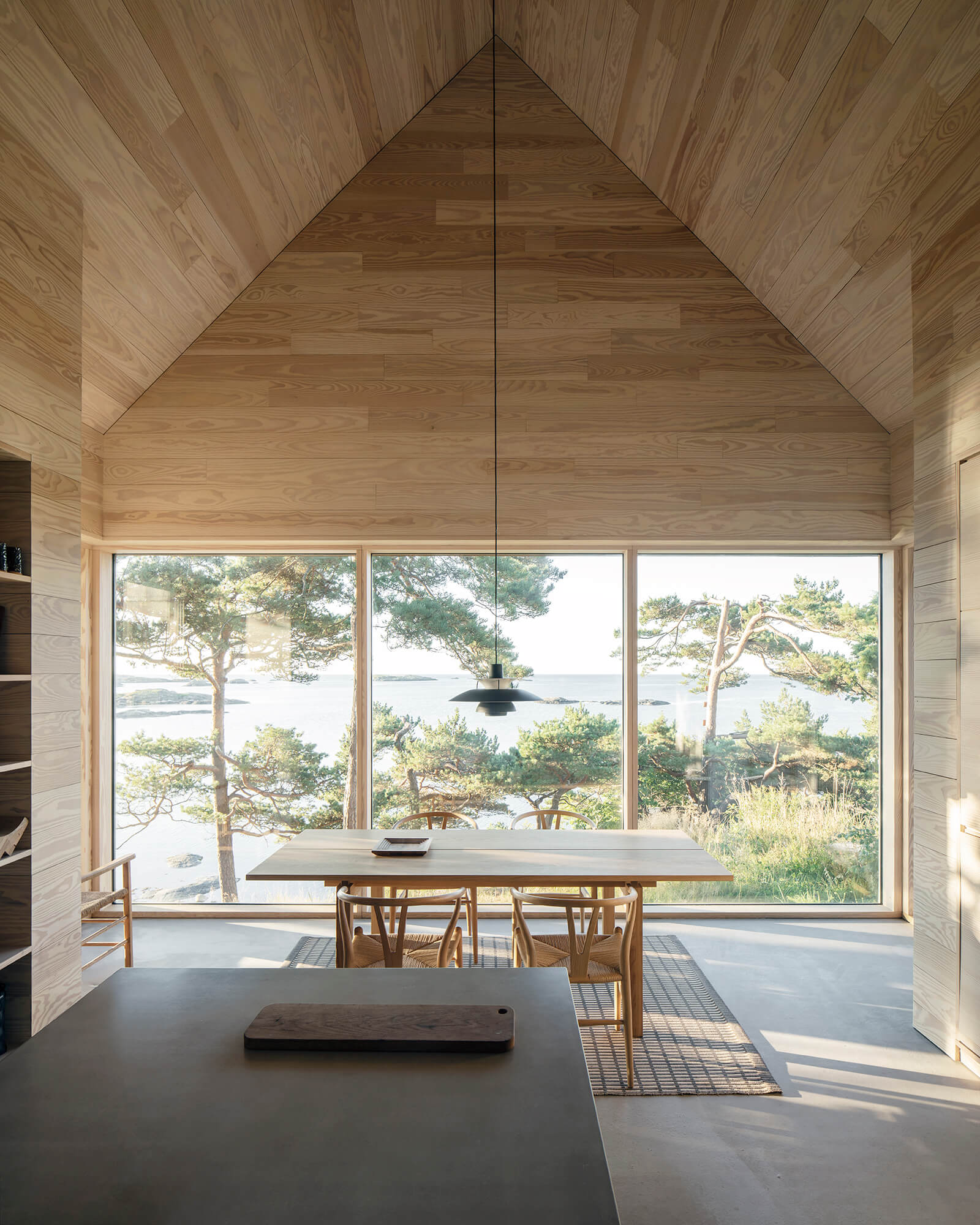 Le plafond haut crée des volumes expansifs à l'intérieur | Saltviga House | Kolman Boye Architects | STIRworld