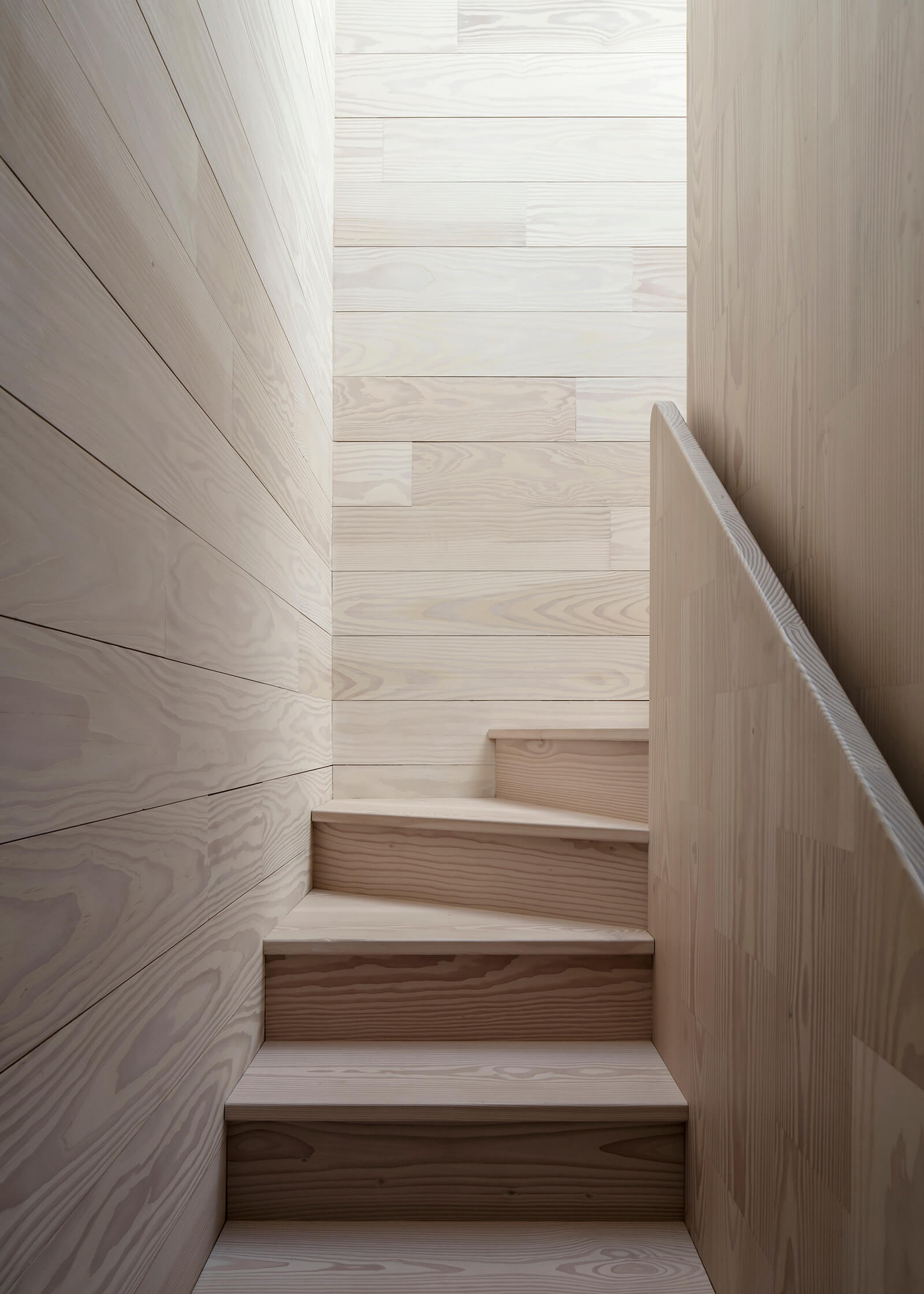 Des finitions en bois chaudes habillent les intérieurs | Saltviga House | Kolman Boye Architects | STIRworld