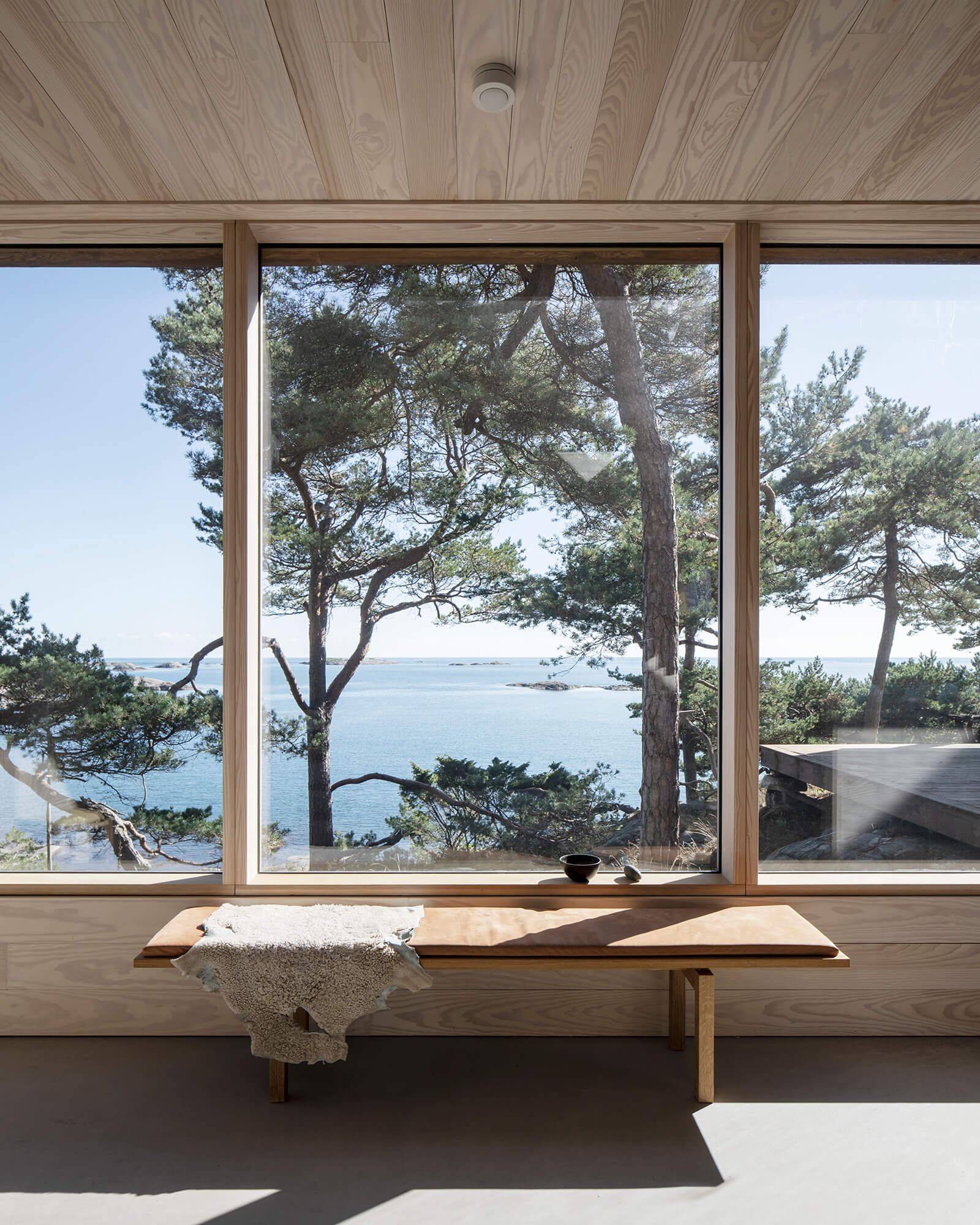 De larges fenêtres créent une relation intérieur-extérieur | Saltviga House | Kolman Boye Architects | STIRworld