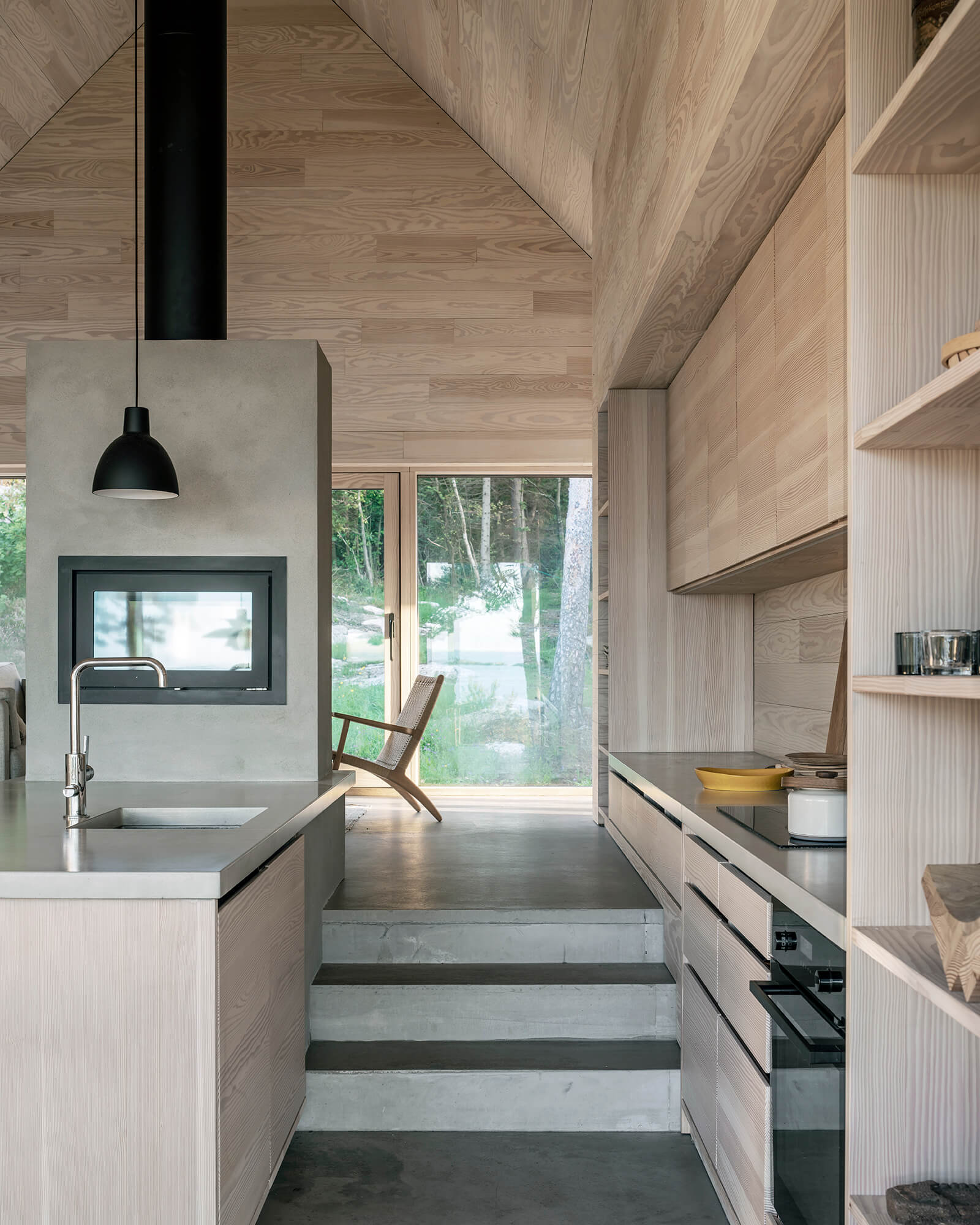 Des finitions de matériaux complémentaires lient l'intérieur | Saltviga House | Kolman Boye Architects | STIRworld
