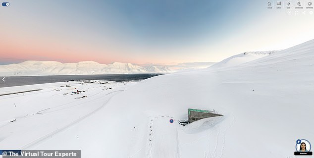 La visite offre des vues diurnes et nocturnes du paysage qui entoure la chambre forte de Svalbard, ainsi qu'un aperçu de l'intérieur de ses portes.