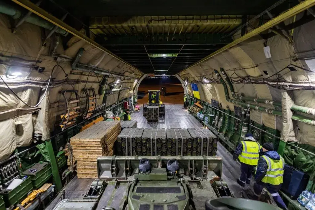 La Norvège livre des chars Leopard 2 à l'Ukraine 7 La Norvège a envoyé du matériel militaire à l'Ukraine par avion An-124. Image par Onar Dignernes Aase ~