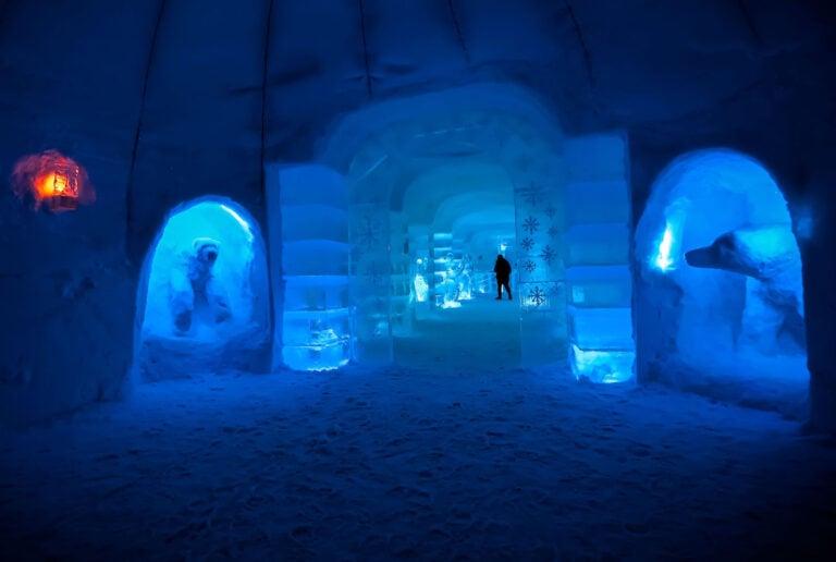 Couloir à l'intérieur de l'hôtel de glace Sorrisniva à Alta, en Norvège. Photo : Obladatel / Shutterstock.com.