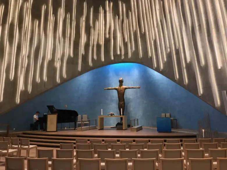 L'intérieur spectaculaire de la cathédrale des aurores boréales à Alta, en Norvège.