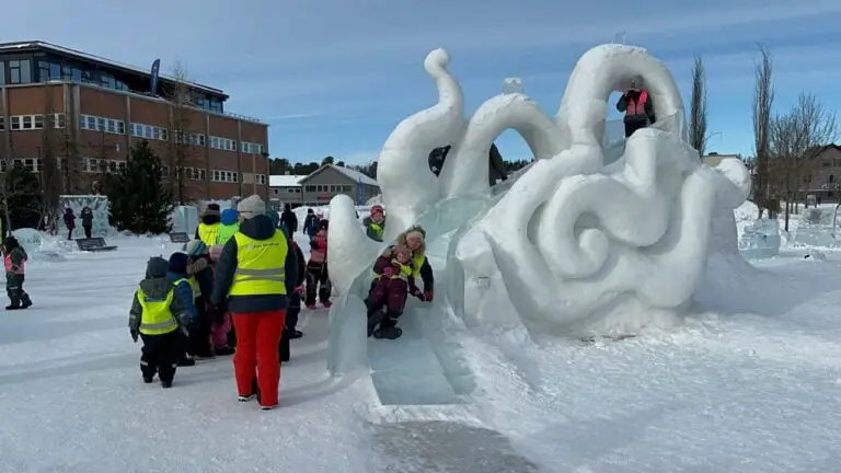 Un toboggan de glace au festival d'hiver Borealis à Alta, en Norvège.