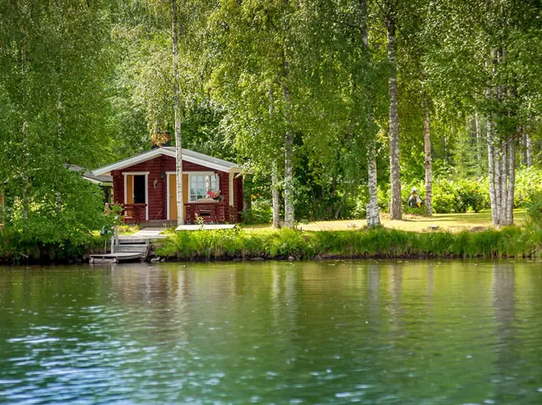Une cabane finlandaise au bord d'un lac