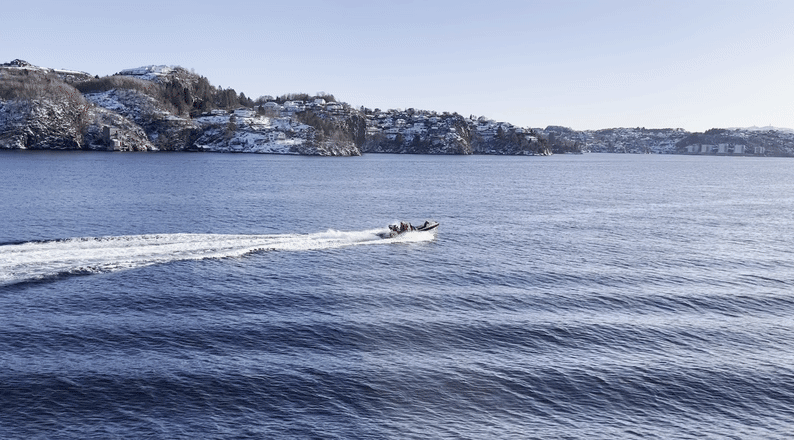 Une embarcation rapide du garde-côte norvégien, le KV Sortland, patrouille le long des pipelines sous-marins en mer du Nord. (NBC News)
