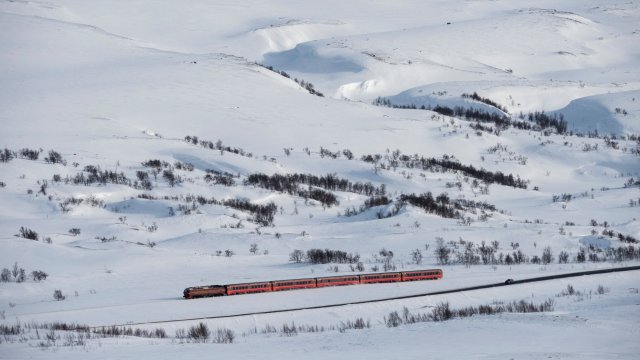 Le chemin de fer du Nordland : A bord du plus long voyage en train de Norvège, de la traversée du cercle polaire au maelström de Bodo.