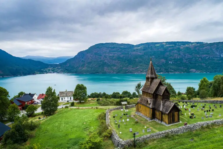 Vue aérienne d'été de l'église Urnes Stave à Lustrafjorden en Norvège.