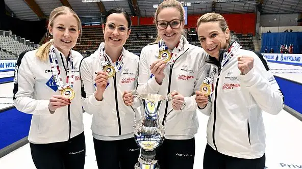 Les Suisses remportent un titre record en curling - 3
