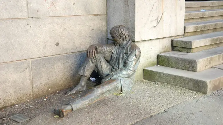 Célèbre sculpture d'un sans-abri à Bergen