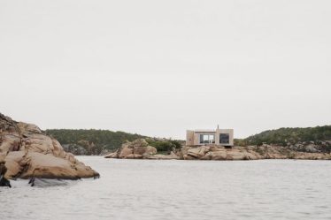 Line Solgaard Arkitekter soulève la cabane Kjerringholmen au-dessus des rochers en Norvège - 18