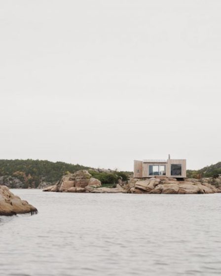 Line Solgaard Arkitekter soulève la cabane Kjerringholmen au-dessus des rochers en Norvège - 1