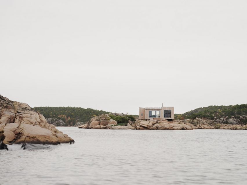 Vue de la cabine sur les rochers au large d'une île norvégienne