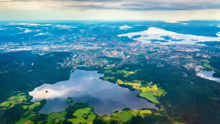 Une vue d'Oslo depuis un avion.