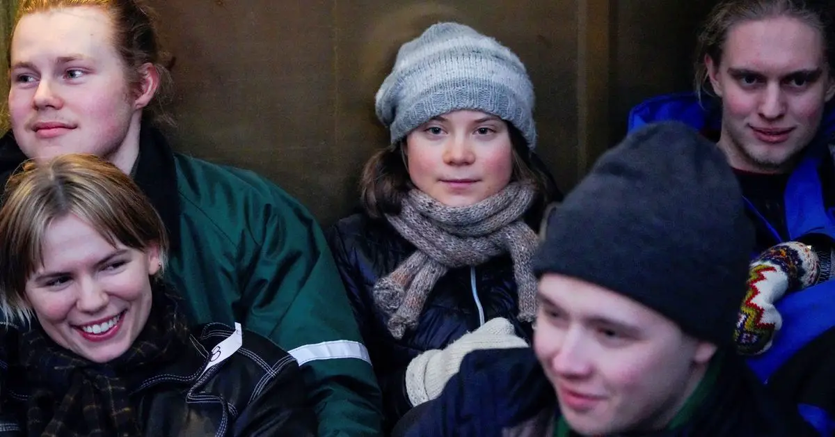 Thunberg, des manifestants indigènes bloquent le ministère norvégien de l'énergie au sujet des parcs éoliens 4 Thunberg, des manifestants indigènes bloquent le ministère norvégien de l'énergie au sujet des parcs éoliens - 3
