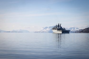 Un navire d'assaut britannique débarque des troupes en Norvège - 16