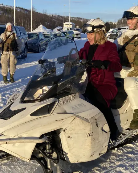 Le ministre norvégien des affaires étrangères patrouille en motoneige le long de la frontière russe - Eye on the Arctic - 15