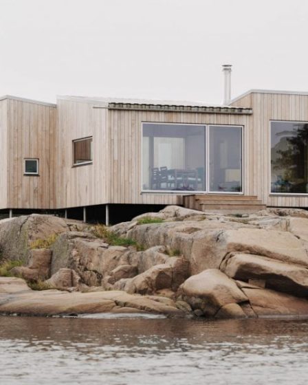Line Solgaard Arkitekter soulève la cabine Kjerringholmen au-dessus des rochers en Norvège - 4