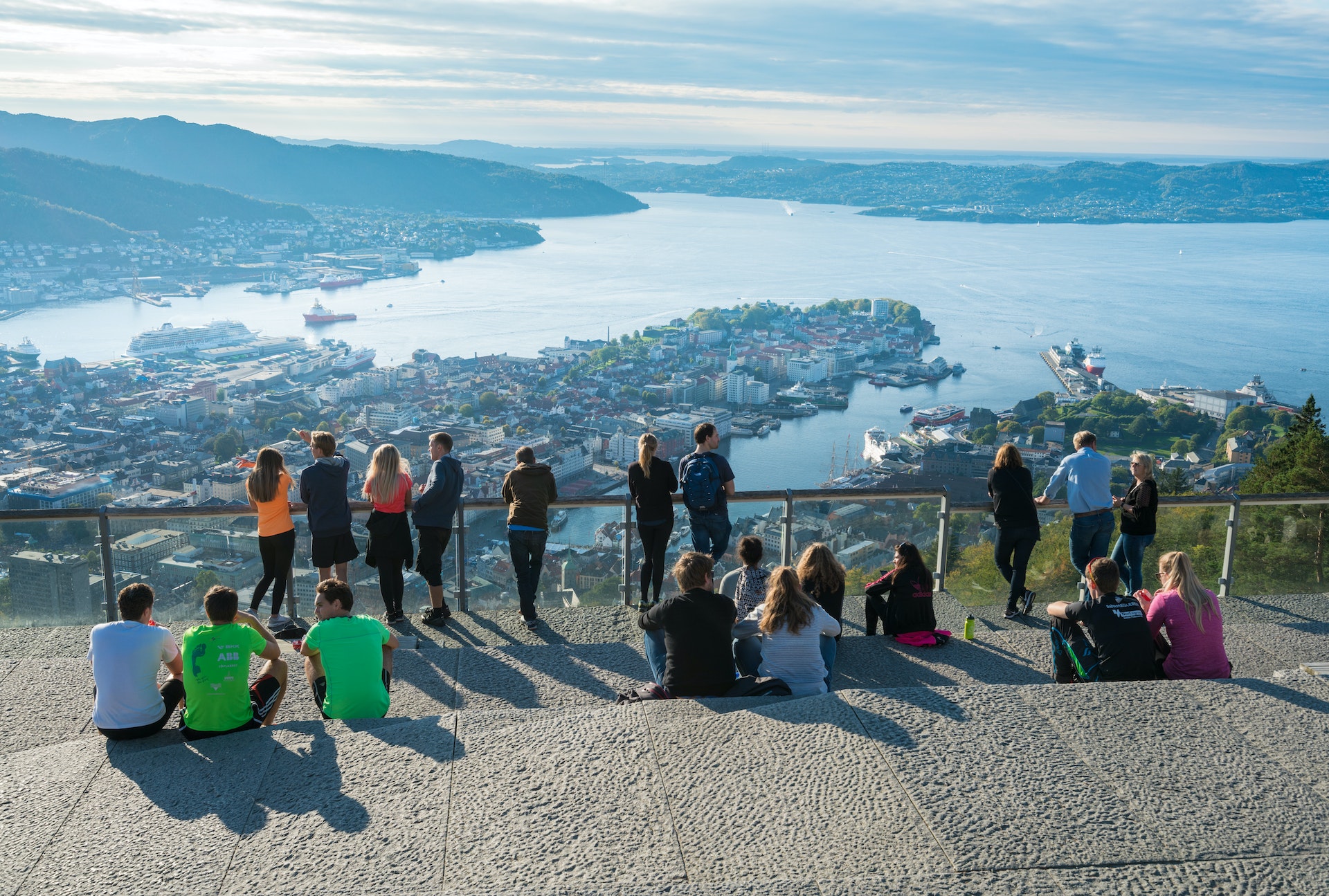 Des touristes admirent la vue du mont Fløyen sur la ville de Bergen, en Norvège.