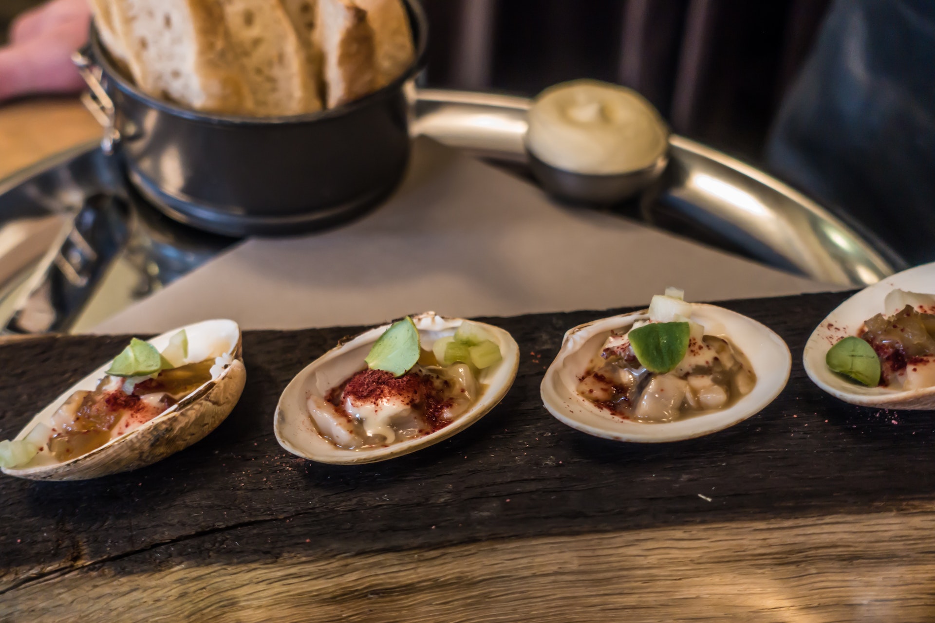 Amuse-bouche en coquillages dans un restaurant de Bergen, en Norvège.