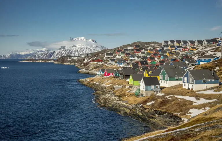 L'actuelle ville de Nuuk, sur la côte du Groenland.