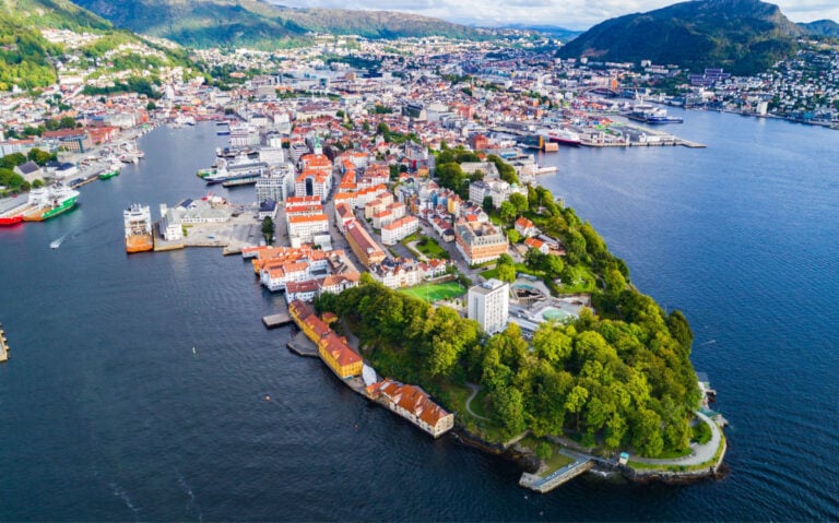 29 choses à faire à Bergen en 2023 54 Quartier de Bergen, Norvège, situé au bord de l'eau.
