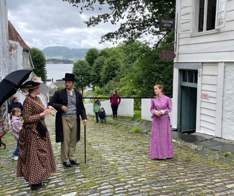 29 choses à faire à Bergen en 2023 66 Acteurs jouant au musée Gamle Bergen.