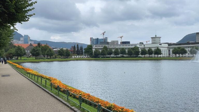 29 choses à faire à Bergen en 2023 62 Le musée d'art KODE et le lac de Lille Lingegårdsvannet.