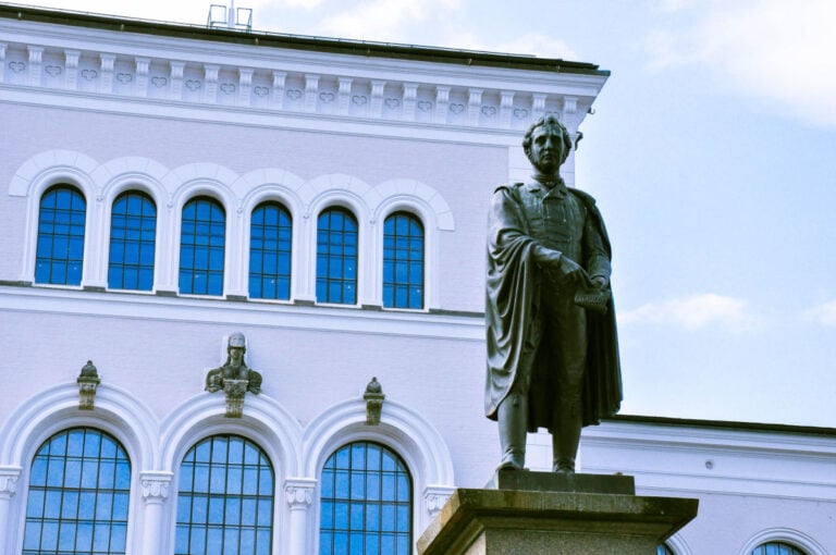 29 choses à faire à Bergen en 2023 64 Statue près du musée universitaire de Bergen. Crédit photo : Vachonya / Shutterstock.com.