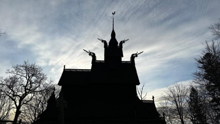 29 choses à faire à Bergen en 2023 70 Silhouette de l'église à douves de Fantoft.