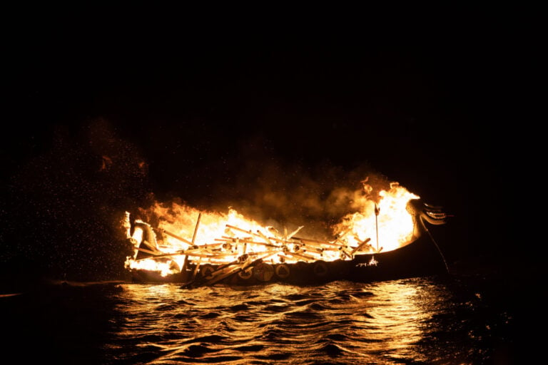 Bateau viking en flammes image.
