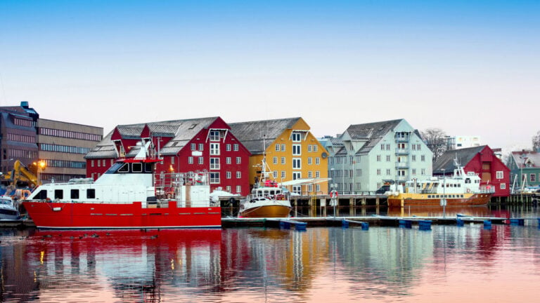 Vue du port dans le centre de Tromsø.