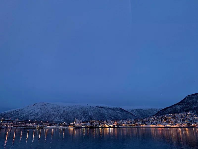 Pont de Tromsø et Tromsdalen baignés dans la lumière bleue de l'hiver