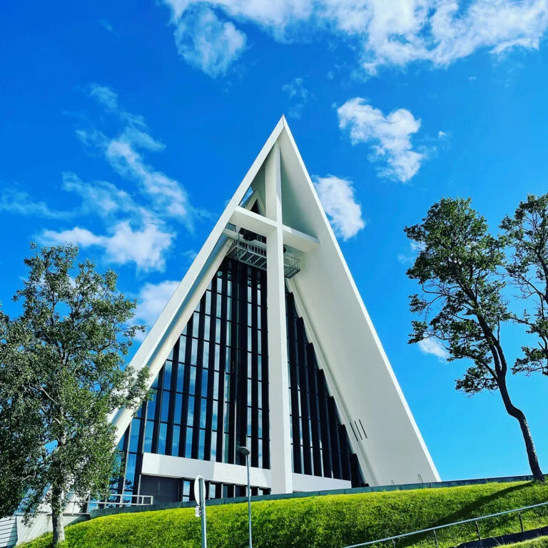 Façade de la cathédrale arctique à Tromsø