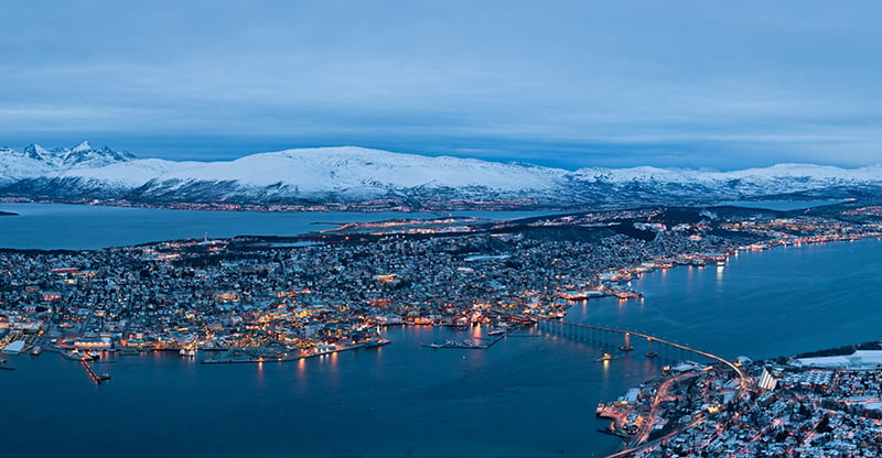 Lumière bleue de Tromsø dans l'hiver norvégien