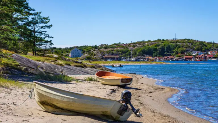 Deux bateaux sont échoués sur la rive nord de l'île de Koster Sud (Sydkoster).