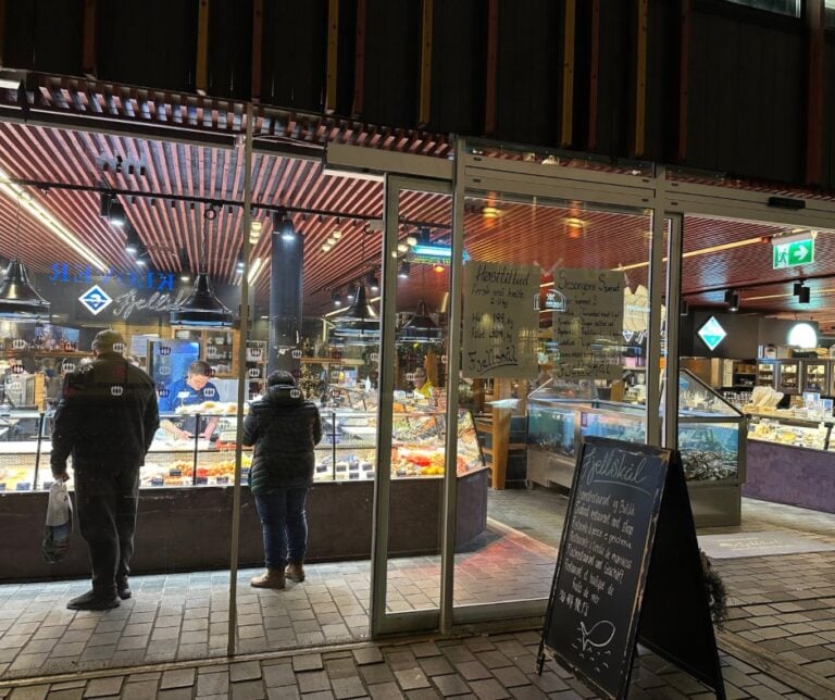 29 choses à faire à Bergen en 2023 60 Salle de restauration du marché aux poissons de Bergen.