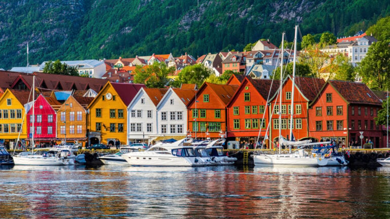 Les bâtiments emblématiques du quai de Bryggen à Bergen, en Norvège.