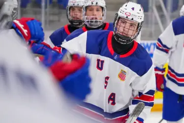 L'équipe des USA bat la Norvège 12-1 dans le tour préliminaire des Mondiaux masculins U18 - 20
