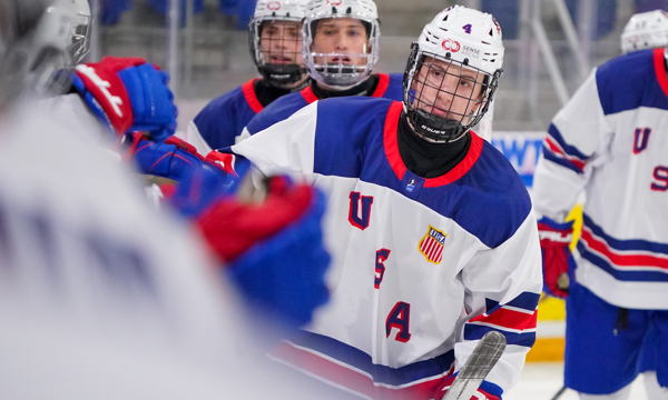 L'équipe des USA bat la Norvège 12-1 dans le tour préliminaire des Mondiaux masculins U18 4 L'équipe des USA bat la Norvège 12-1 dans le tour préliminaire des Mondiaux masculins U18 - 3