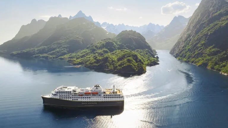 Le navire de Havila Voyages dans un fjord norvégien.