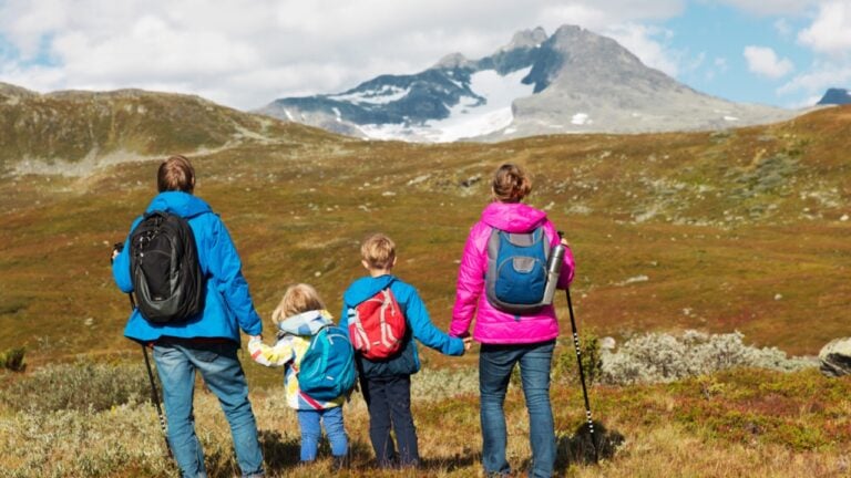 La Norvège envisage de mettre fin au programme "Au Pair". 18 Famille en Norvège lors d'une randonnée.