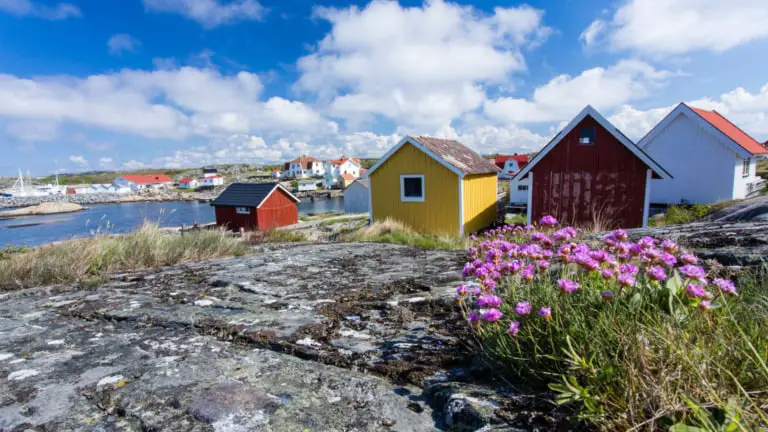 Chalets de vacances et maisons de bateaux à Vrångö, dans la partie sud de l'archipel de Göteborg, en Suède.
