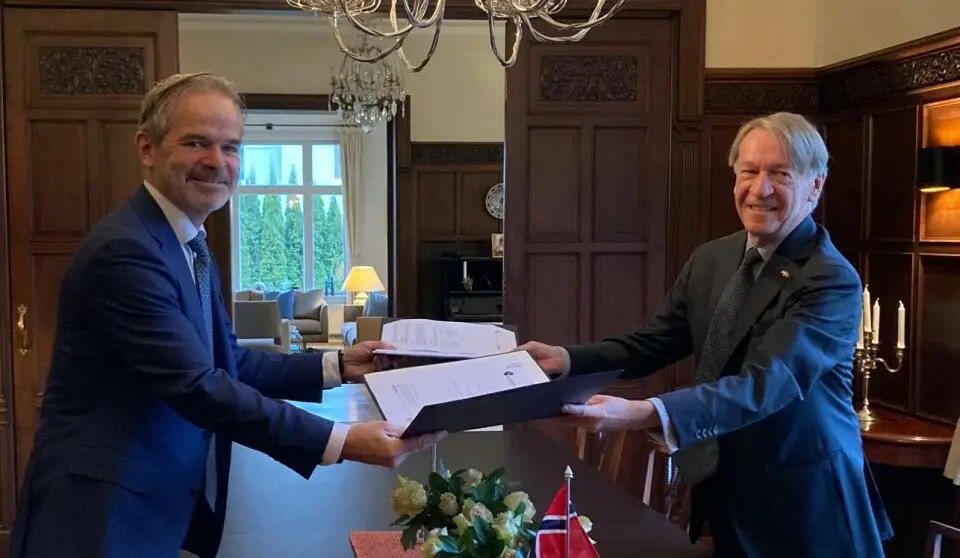 De gauche à droite : Christian Hauglie-Hanssen et Tom van Oorschot ont signé l'accord pour NorSat-TD et SmallCAT à Oslo. De gauche à droite : Christian Hauglie-Hanssen et Tom van Oorschot ont signé l'accord pour NorSat-TD et SmallCAT à Oslo.