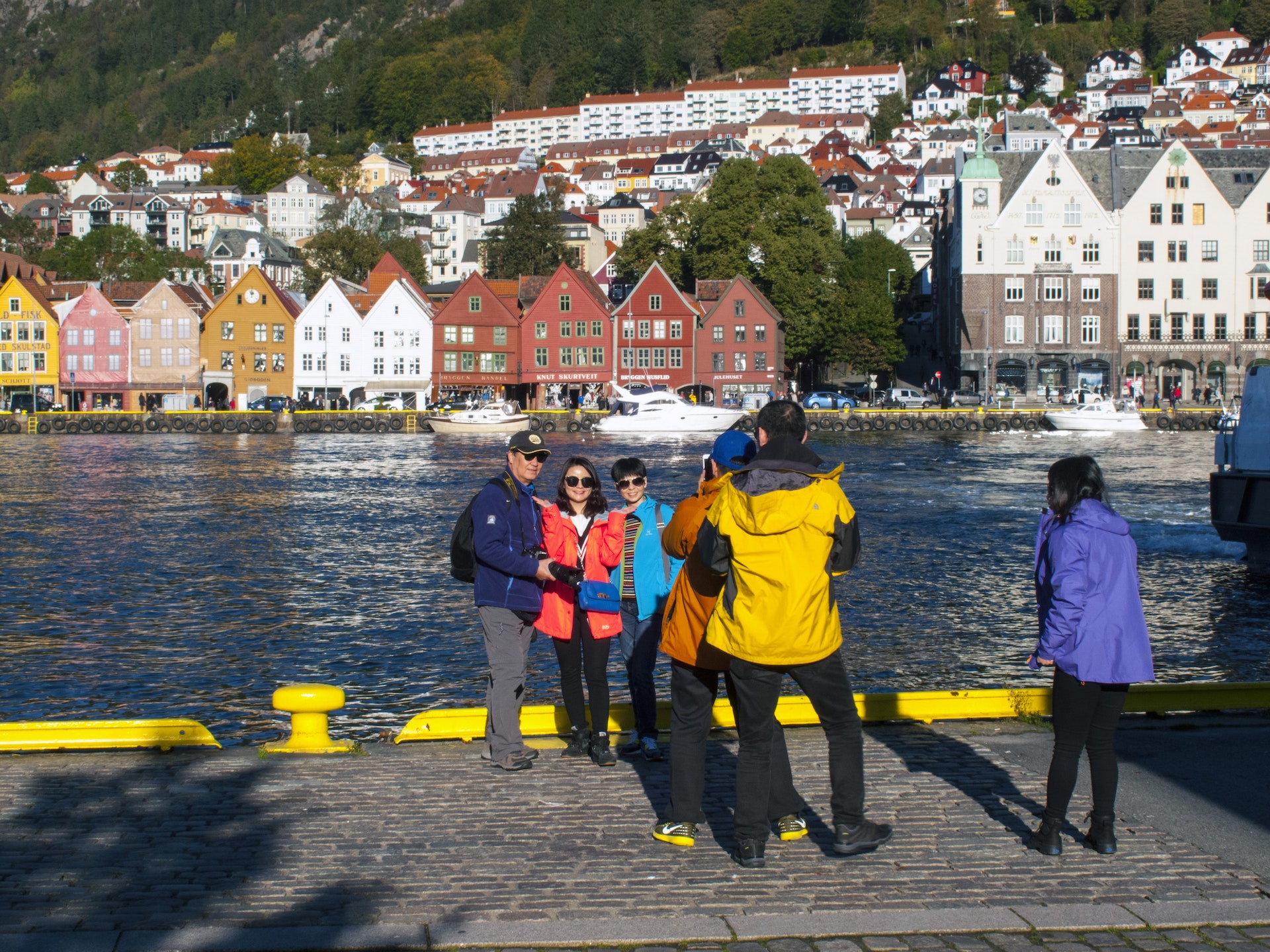 Touristes sur l'eau à Bryggen, Bergen, Norvège