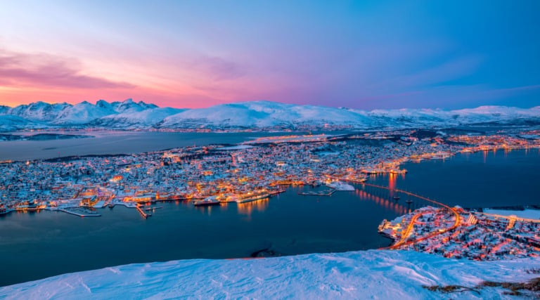 Un magnifique coucher de soleil à Tromsø depuis la montagne Storsteinen.
