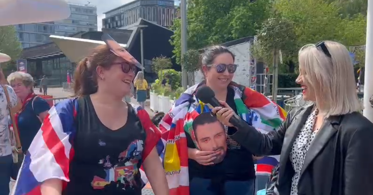 Les fans de l'Eurovision entament une chanson norvégienne à Liverpool ONE 4 Les fans de l'Eurovision entament une chanson norvégienne à Liverpool ONE - 3