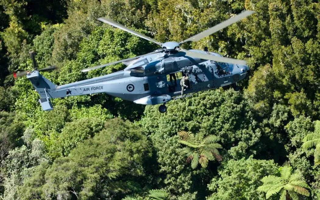 Un hélicoptère NH90 de l'armée de l'air en action.